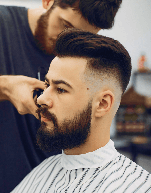 Corte degradê com barba desenhada